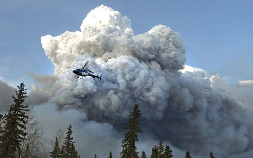 PROSES memadamkan kebakaran hutan turut menggunakan helikopter.