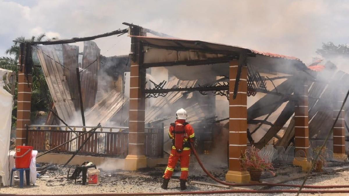 ANGGOTA bomba memadam kebakaran rumah di Kampung Parit Mustaffa, Parit Sulong, Batu Pahat. Foto ihsan pembaca