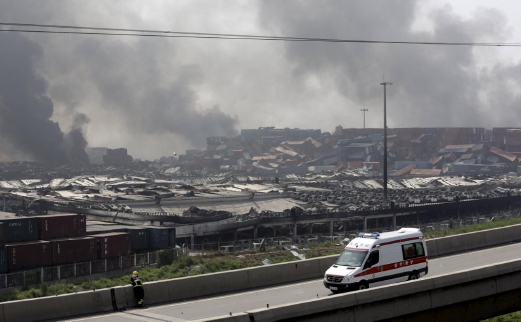 Kepulan asap tebal masih memenuhi ruang udara pelabuhan di Tianjin pagi tadi selepas letupan kuat tengah malam tadi menyebabkan kebakaran besar. - Foto REUTERS