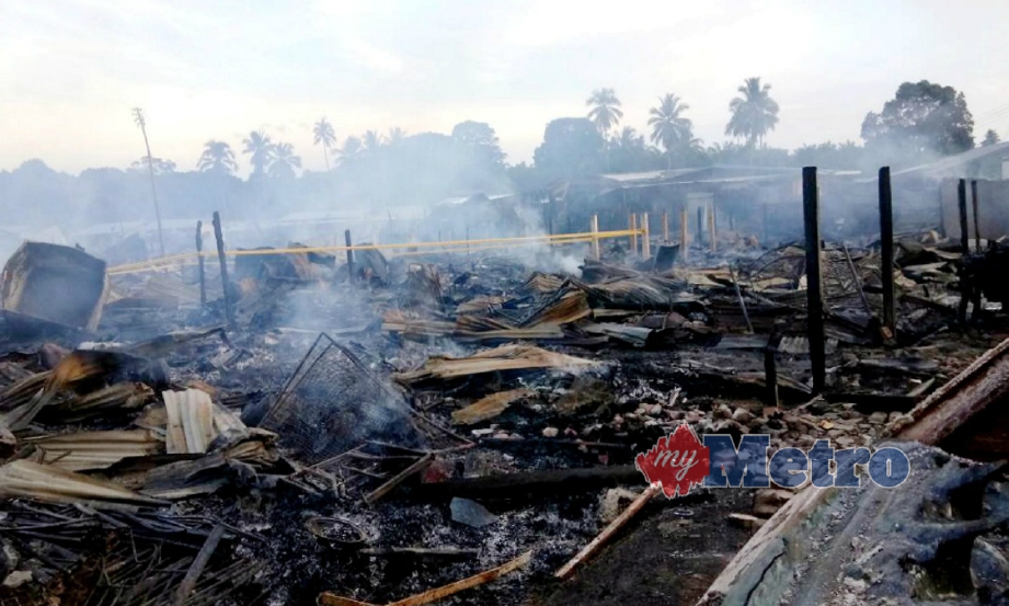 KEBAKARAN memusnahkan 50 rumah papan yang mengakibatkan lebih 200 penduduk hilang tempat tinggal di Kampung Sarip, Lahad Datu, hari ini. FOTO ihsan bomba. 