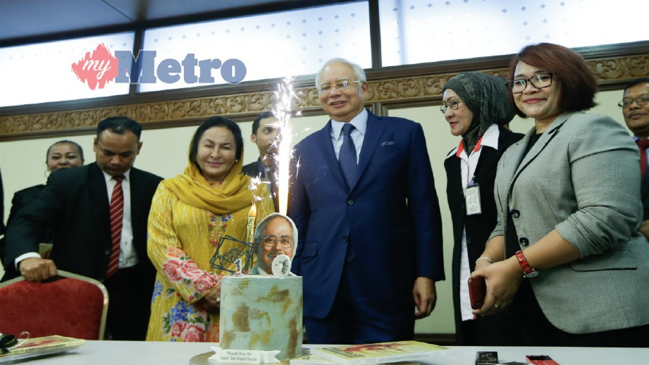 NAJIB bersama Rosmah pada majlis memotong kek sempena ulang tahun kelahiran bekas Perdana Menteri di Bangunnan Parlimen, hari ini. FOTO Luqman Hakim Zubir