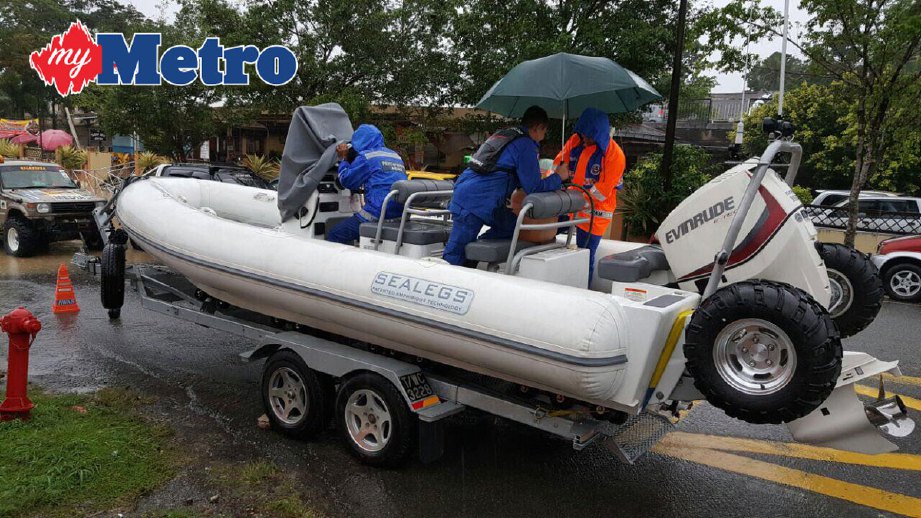PM menggunakan bot Amphibia untuk membawa mangsa banjir di Hulu Besut. FOTO Mohammad Ishak