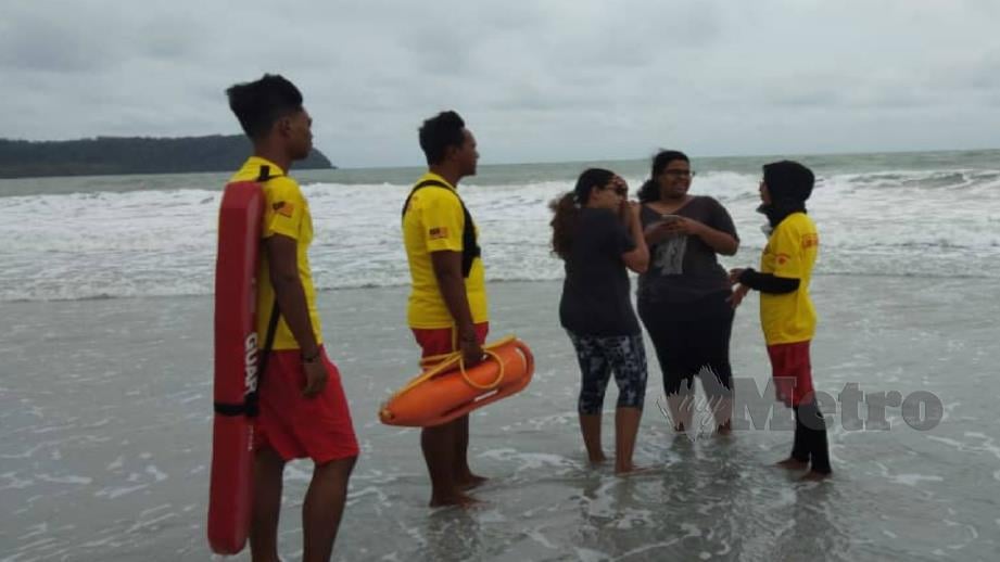  Anggota APM menasihati pengunjung supaya menghentikan aktiviti di Pantai Chenang, Langkawi berikutan ombak besar. Foto Ihsan APM 