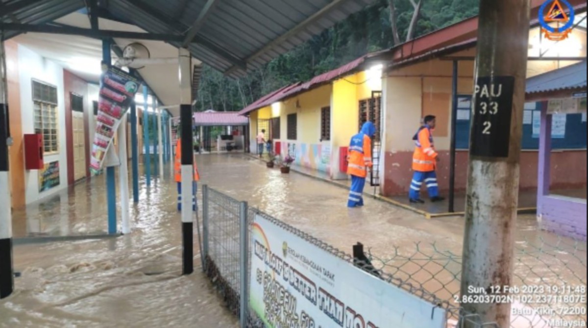 KEADAAN banjir kilat yang melanda SK Tapak. Foto Ihsan APM