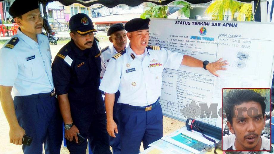 Pengarah APMM Terengganu, Kapten Maritim Mohd Suffi Mohd Ramli menunjukkan kawasan operasi pencarian tiga mangsa yang dikhuatiri hilang manakala gambar kecil Helmi. FOTO Rosli Ilham