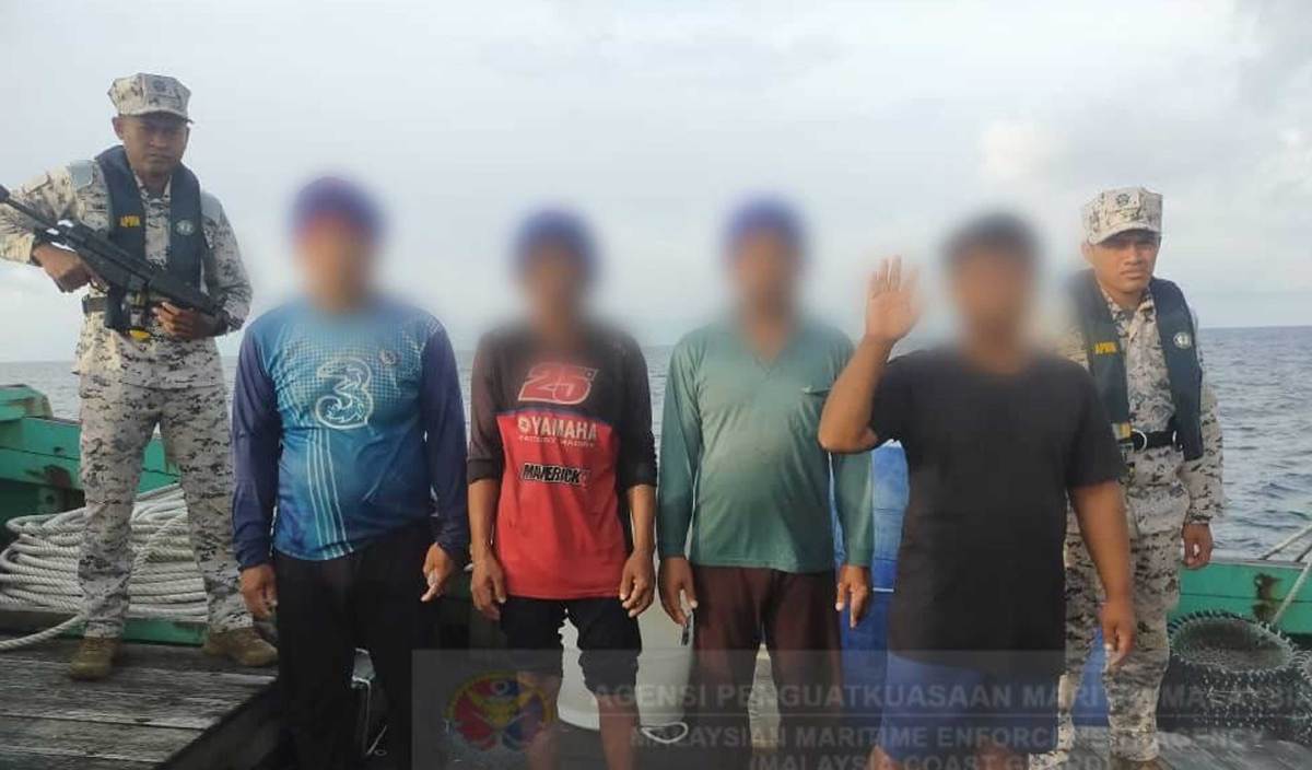 EMPAT nelayan warga Myanmar ditahan APMM Pulau Pinang, di perairan Muka Head, Teluk Bahang kerana tidak memiliki sebarang dokumen pengenalan diri serta melanggar syarat sah lesen. FOTO Ihsan APMM
