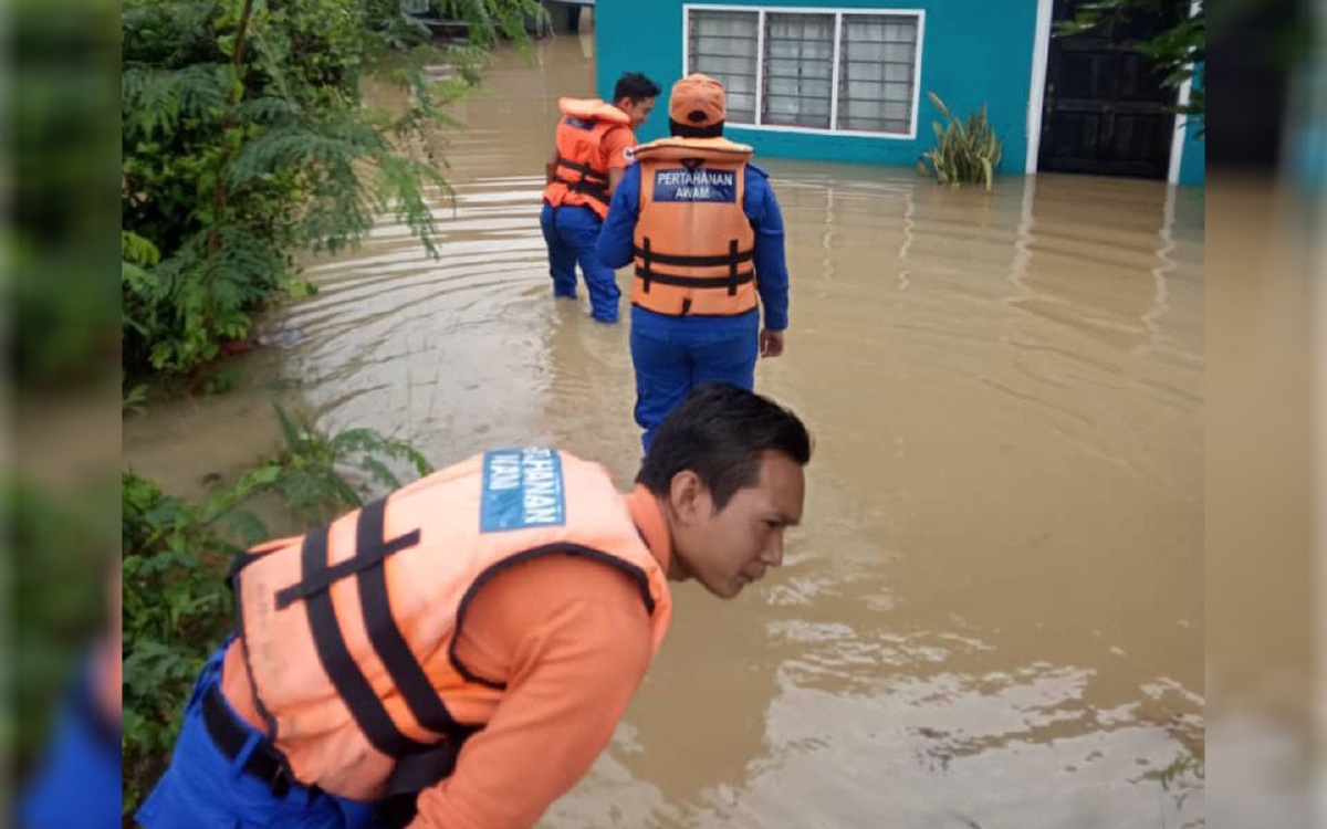 Anggota Jabatan Pertahanan Awam Malaysia (APM) membuat pemantauan di lokasi yang sering berlaku banjir di Daerah Baling.FOTO IHSAN APM