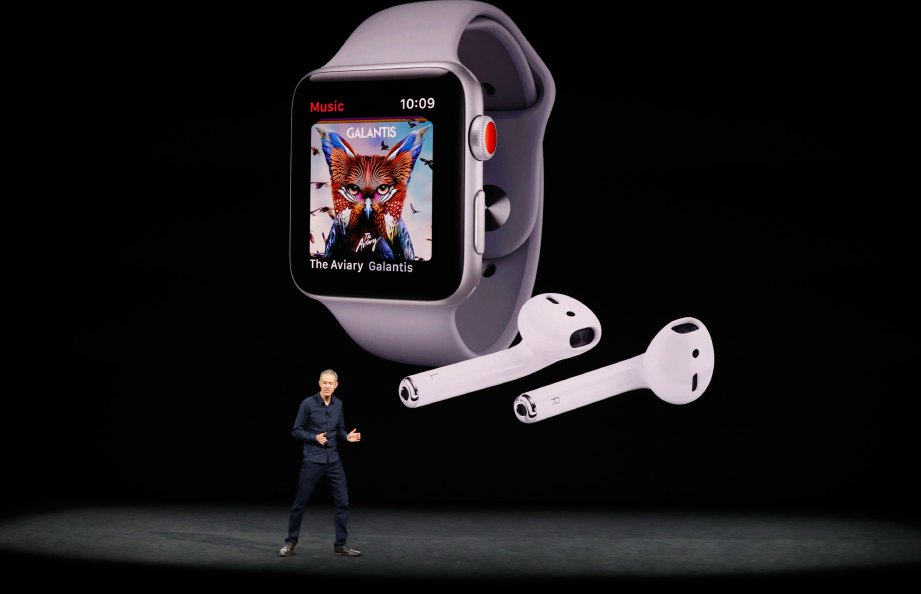 KETUA Pegawai Operasi Apple, Jeff Williams, memperkenalkan Apple Watch 3. FOTO AFP