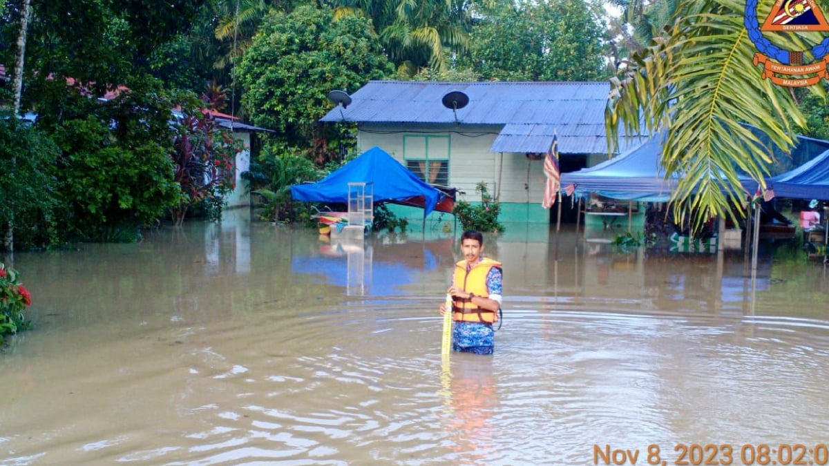 ANGGOTA APM melakukan tinjauan di sekitar Changkat Jong yang dilanda banjir berikutan limpahan Sungai. FOTO Ihsan APM.