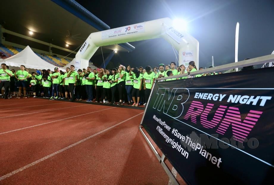 PESERTA memulakan larian sempena TNB Energy Night Run di Stadium Universiti Malaya (UM).