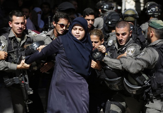 anggota keselamatan Israel menahan seorang wanita Palestin selepas memasuki Masjid Al-Aqsa di Baitulmaqdis dengan alasan mengawal perbalahan antara penganut Yahudi yang memasuki kawasan masjid itu dengan penduduk Palestin. - Foto AFP 