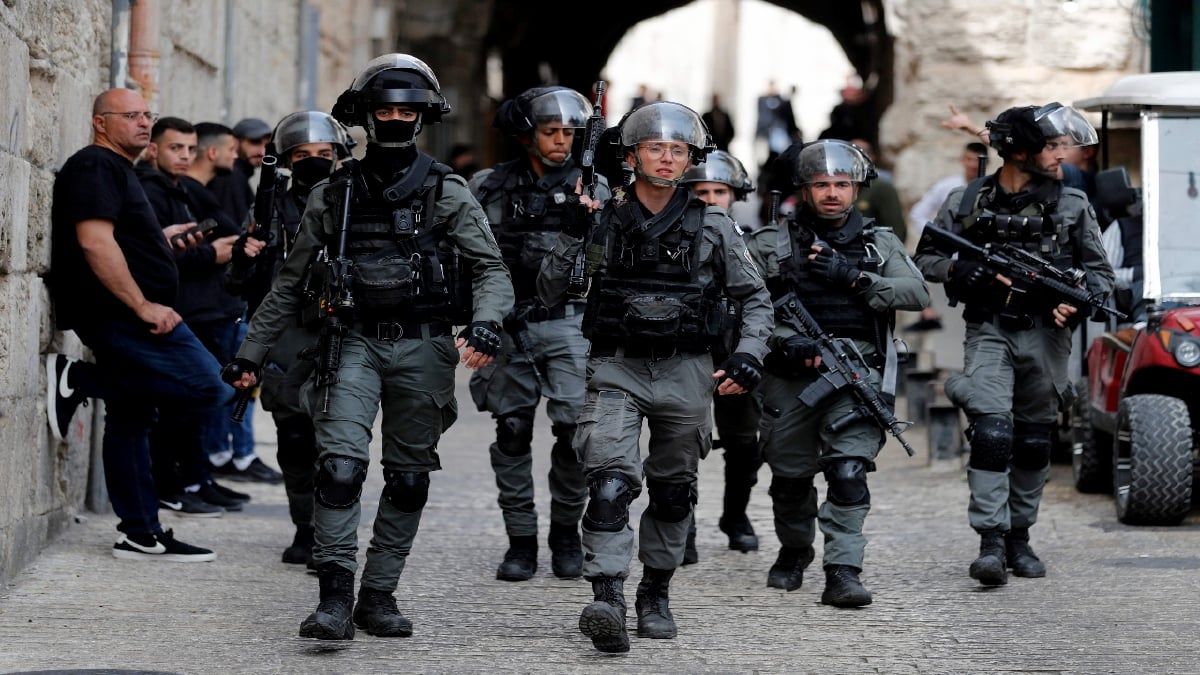 TENTERA Israel berkawal sementara penduduk Palestin menunggu kebenaran untuk masuk ke perkarangan Masjid Al-Aqsa - FOTO AFP