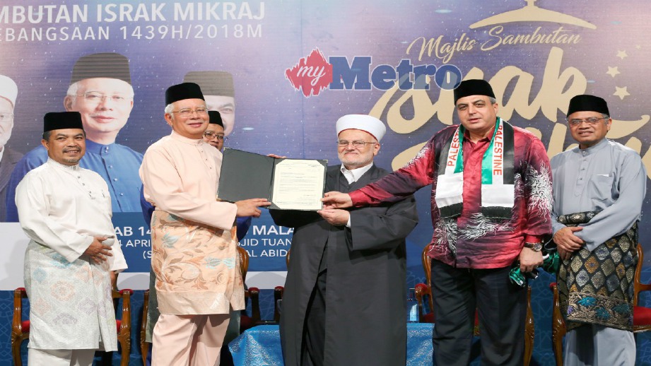 NAJIB menerima surat Penghargaan Masjid Al Aqsa daripada Sheikh Ekrima (tiga dari kanan) pada majlis Sambutan Israk Mikraj Peringkat Kebangsaan 1439H/2018M di Masjid Tuanku Mizan Zainal Abidin, Putrajaya, malam ini. FOTO Ahmad Irham Mohd Noor