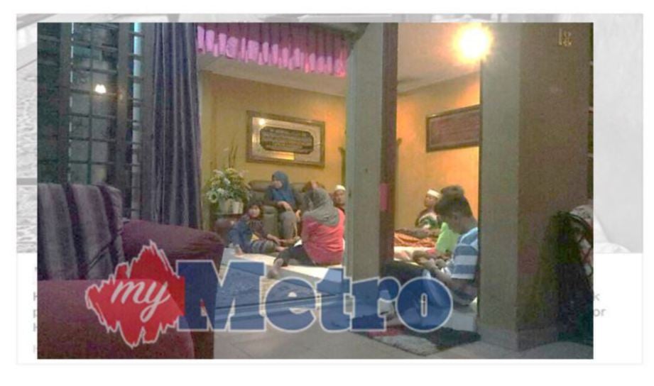 AHLI keluarga membacakan surah Yasin di rumah datuk arwah di Jalan Seri Kenangan, Meru, malam tadi. FOTO Faliq Lajim