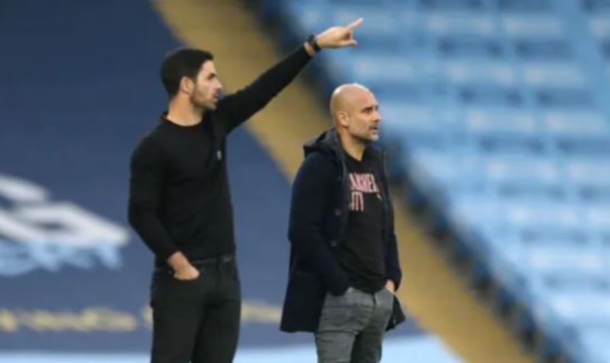 ARTETA (kiri) dan Guardiola memberi arahan kepada pemain mereka. FOTO Agensi