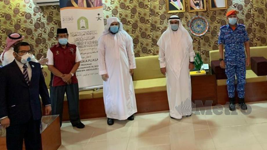 PENYERAHAN bakul bantuan barangan asasi di Pejabat Atase Agama Kedutaan Arab Saudi di Kuala Lumpur. FOTO Ihsan Atase Agama Kedutaan Arab Saudi di Kuala Lumpur