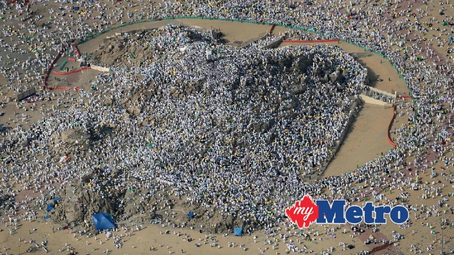 Jemaah haji mula berkumpul di Arafah. FOTO AFP
