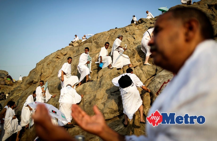 JEMAAH haji berdoa di Arafah. FOTO EPA