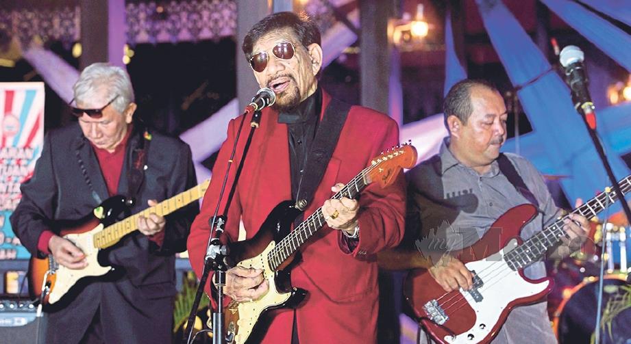A Rahman Hassan mendendangkan lagu pada  majlis Pelancaran Persatuan Pencinta Lagu-Lagu dan Muzik 60an Pop Yeh Yeh  di Dapor Warisan Yayasan Warisan Johor.