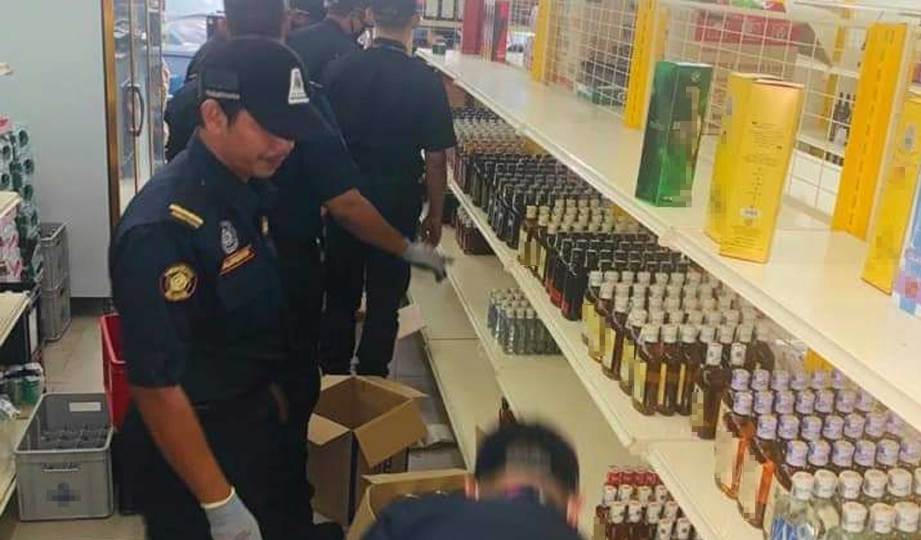 ANGGOTA penguat kuasa MPS menyita lebih 1,000 botol minuman keras tanpa lesen di dua premis di Taman Seri Gombak, Selayang, kelmarin. FOTO Ihsan MPS