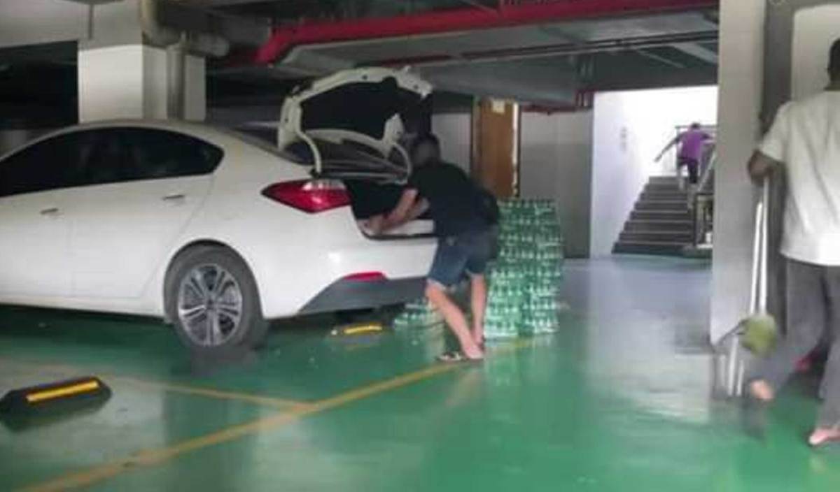TULAR video memaparkan beberapa lelaki yang sedang memuatkan barangan dipercayai arak ke dalam bonet sebuah kereta di parkir bangunan. FOTO Ihsan Polis Johor 