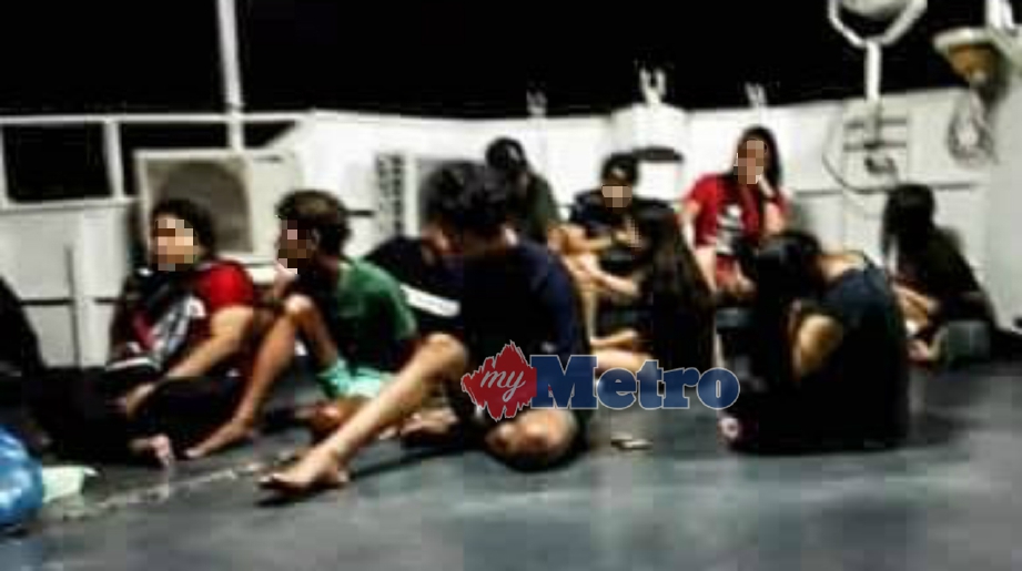 SEBAHAGIAN daripada 10 individu yang ditahan dalam serbuan di dua pusat hiburan di Pulau Perhentian, Besut, awal pagi kelmarin. FOTO ihsan JHEAT. NSTP