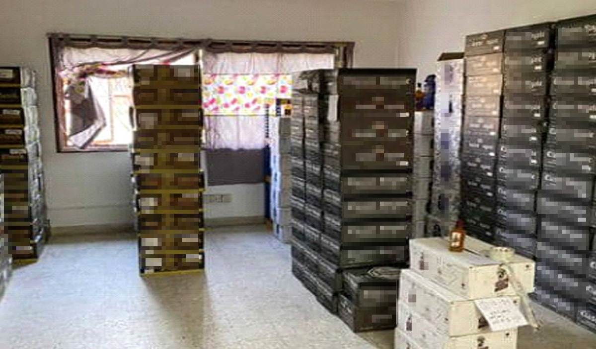 ANTARA rampasan pelbagai jenis minuman keras disyaki tidak bercukai bernilai hampir RM1 juta. FOTO Briged Tengah Pasukan Gerakan Am 