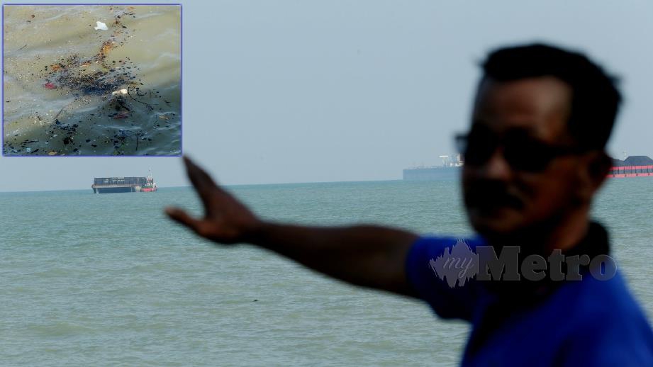 Aziz menunjukkan kapal yang dipercayai membuang sisa muatan arang batu ke laut berhampiran Jeti Nelayan Tanjung Keling manakala gambar kecil arang batu yang dikesan. FOTO Khairunisah Lokman