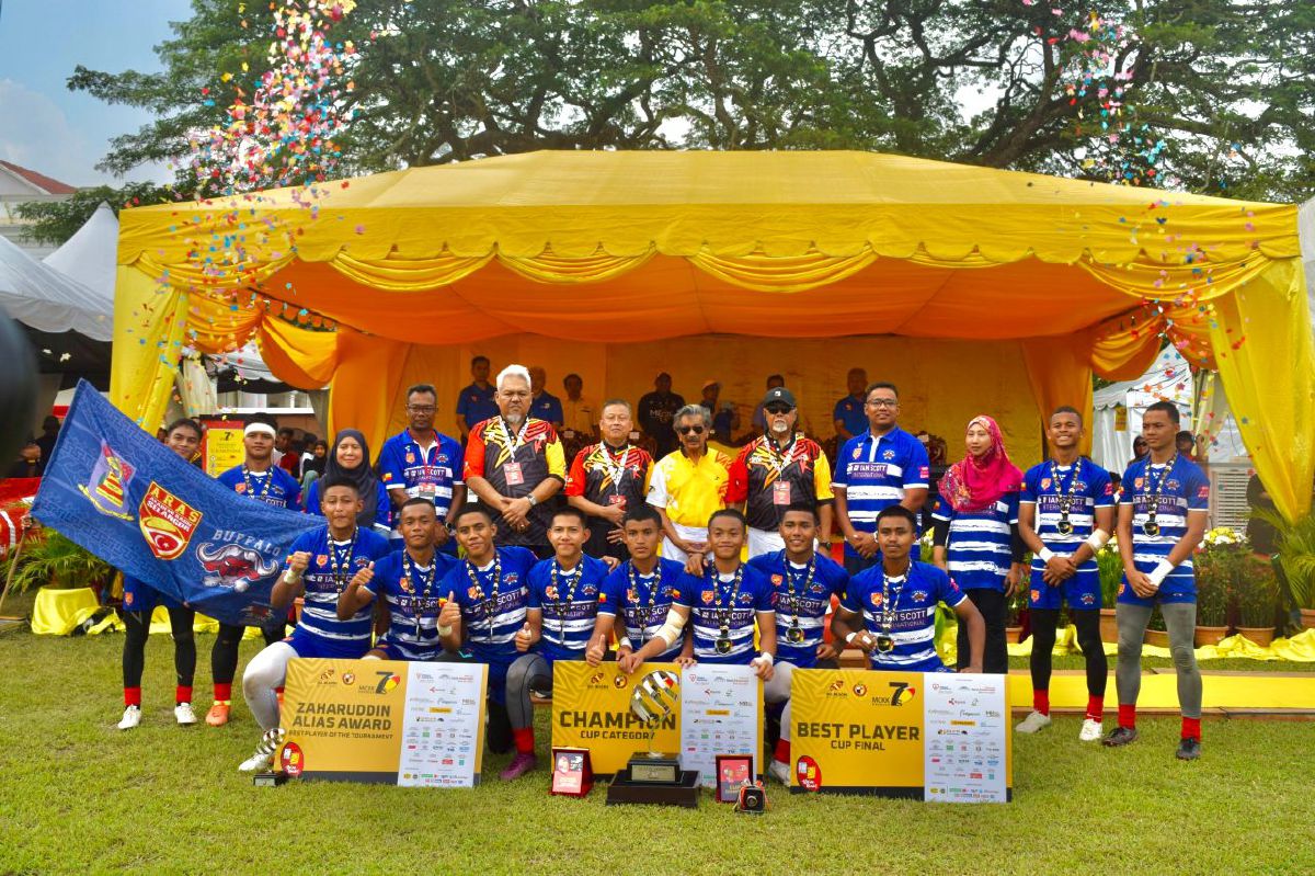 SEKOLAH Menengah Kebangsaan Jalan Tiga (ARAS) dari Selangor muncul juara baharu Kejohanan Ragbi MCKK Primer 7s (P7s) 2023. FOTO RAGBI MCKK PRIMER 7s 