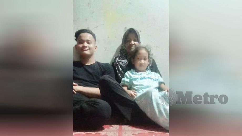 ARIEF Iskandar bersama ibu dan adiknya. FOTO ihsan Arief Iskandar Abdullah