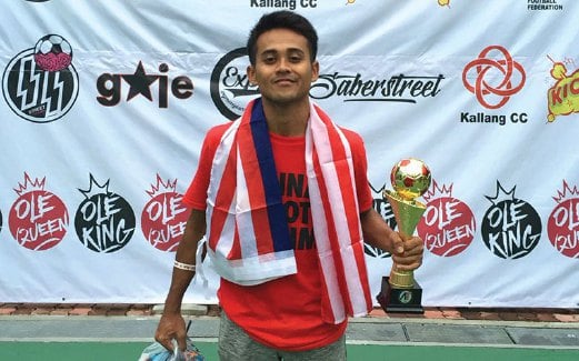 ARIFF bergelar juara pada pertandingan Freestyler Football Championship Singapura baru-baru ini.
