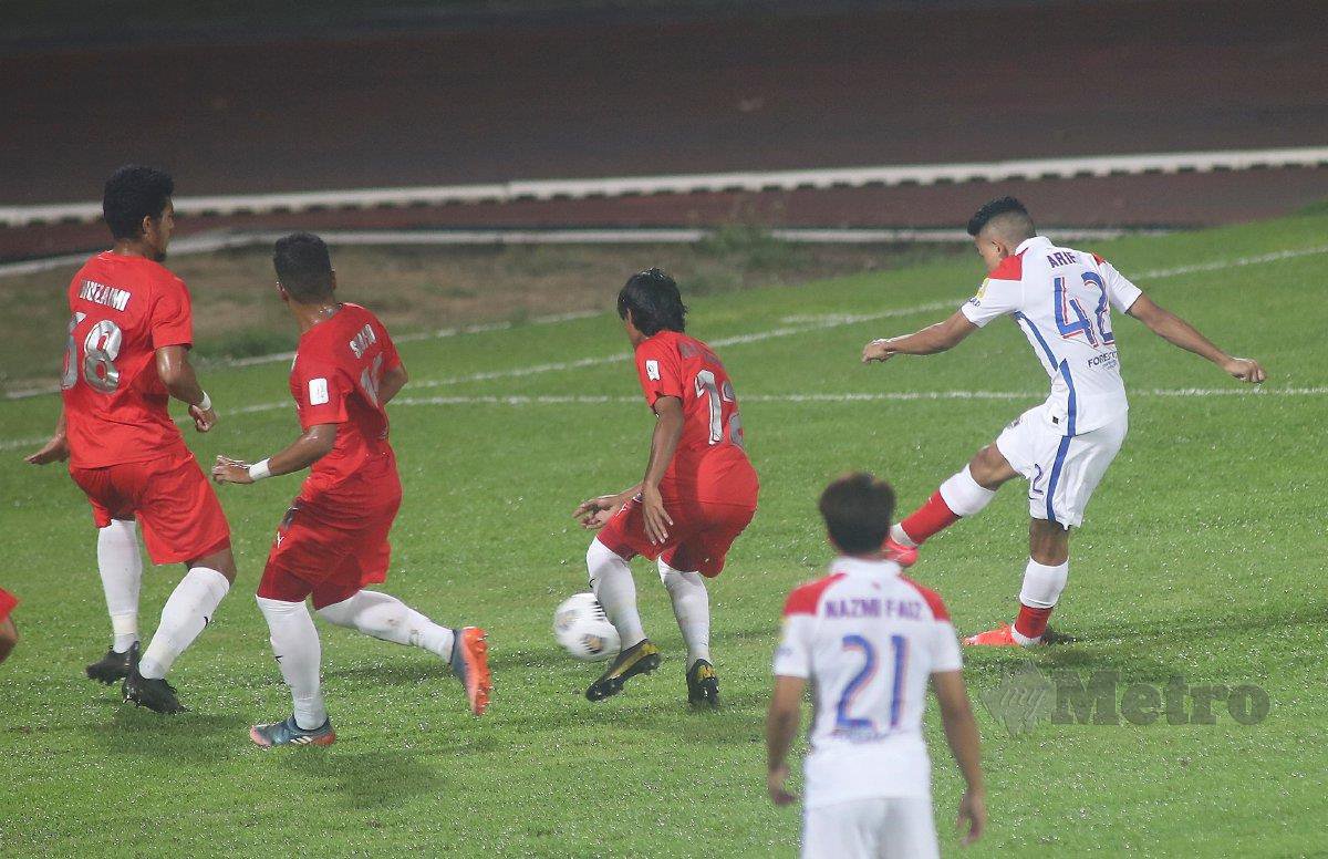 ARIF Aiman (kanan) melepaskan rembatan berjaya menjaringkan gol pertama buat pasukannya dalam aksi Liga Super di Stadium UITM Shah Alam. FOTO Owee Ah Chun.