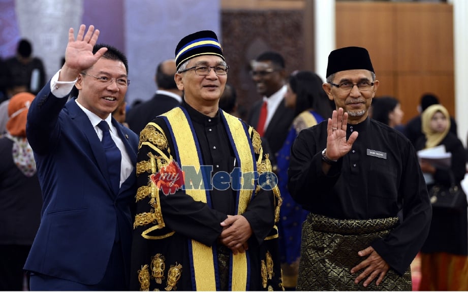 Mohamad Ariff bersama dua Timbalannya, Datuk Mohd Rashid Hasnon (kanan) dan Nga Kor Ming (kiri) selepas Majlis Mengangkat Sumpah Ahli Dewan Rakyat  Parlimen Ke-14, di Dewan Rakyat, hari ini.  FOTO BERNAMA 