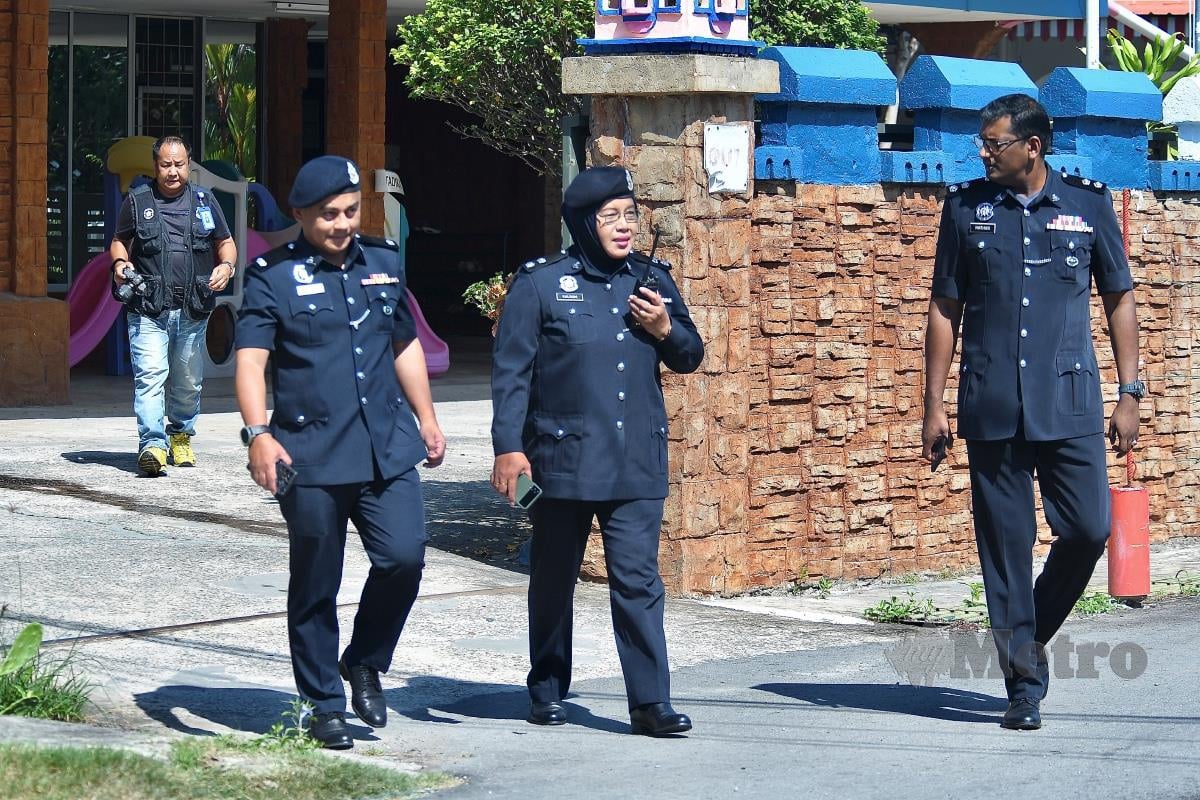 TIMBALAN Ketua Polis Daerah Kota Kinabalu, Superintendan Kalsom Idris (tengah) bersama Ketua Bahagian Siasatan Jenayah IPD Kota Kinabalu, Deputi Superintendan Khairul Shah Peri (kiri) dan Pegawai Penyiasat, Inspektor P Palaninathan dilihat keluar dari lokasi taska yang dikatakan berlakunya kes dera kanak-kanak di Luyang hari ini. FOTO Mohd Adam Arinin