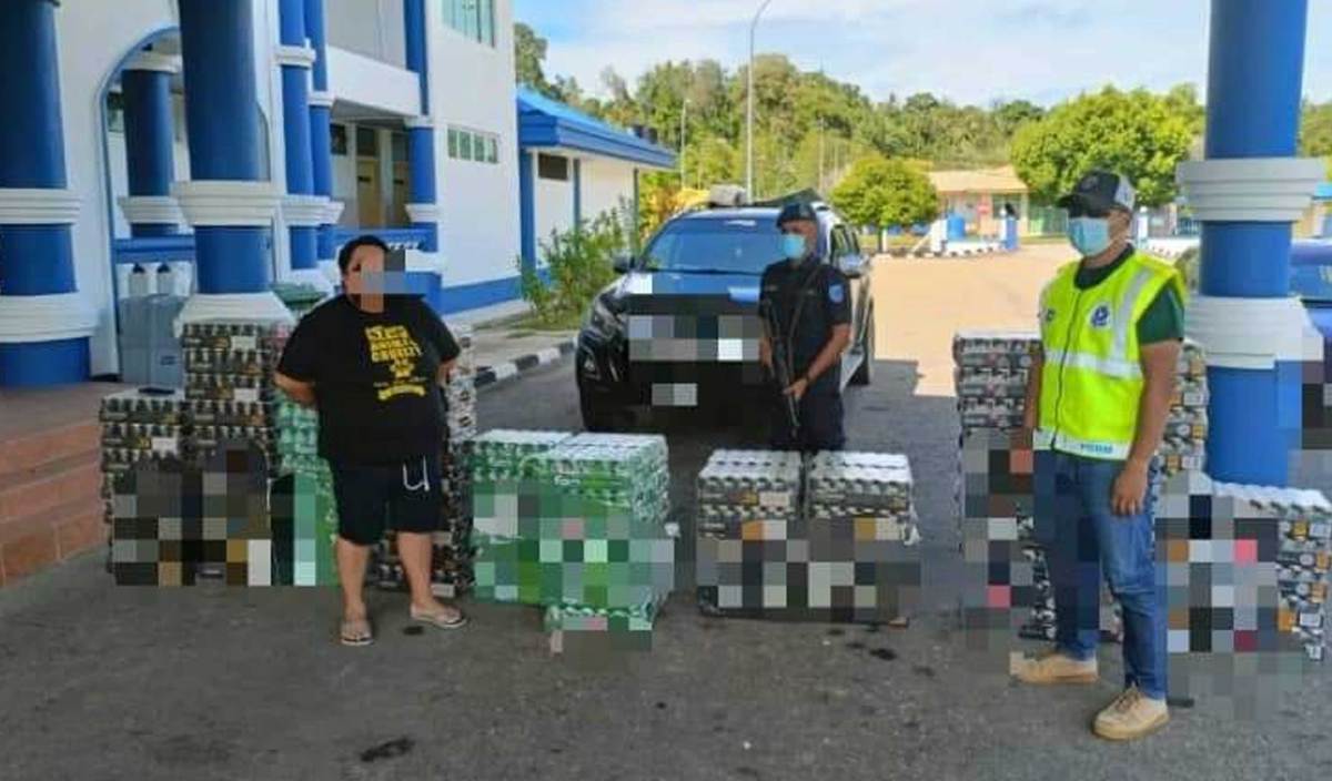 ANTARA minuman keras bernilai lebih RM200,000 yang berjaya dirampas daripada suspek. FOTO Ihsan PPM