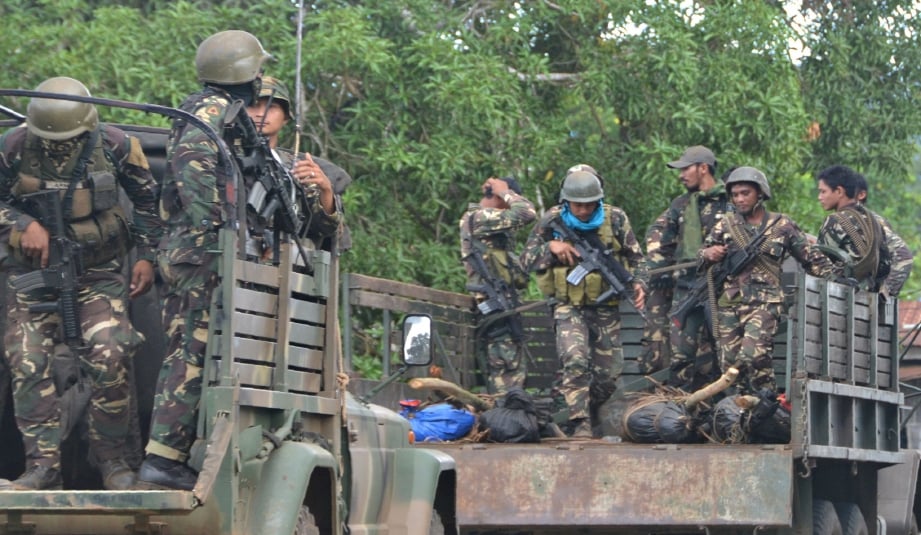 Tentera Filipina membawa mayat anggota Abu Sayyaf yang terbunuh. - Foto AFP/Fail