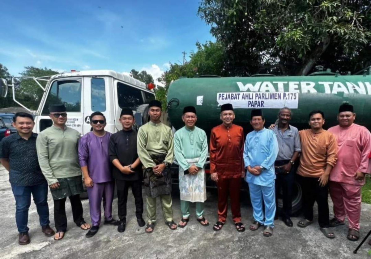 Armizan (lima dari kanan) bersama pasukan penghantaran bekalan air yang bertugas membekal air kepada penduduk daerah Papar pada Aidilfitri. FOTO  ihsan Facebook Armizan Mohd Ali
