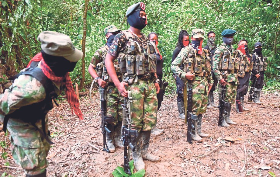 ANGGOTA unit Ernesto Che Guevara daripada gerila Tentera Pembebasan Kebangsaan (ELN) menjalani latihan dalam hutan di Choco, Colombia. FOTO AFP