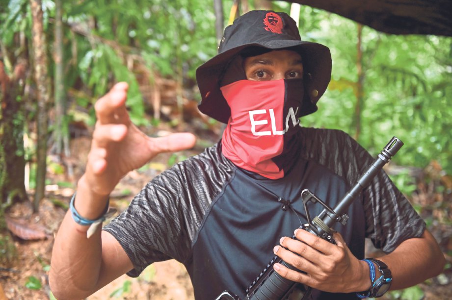 KOMANDER Uriel, ketua unit Ernesto Che Guevara daripada gerila Tentera Pembebasan Kebangsaan (ELN) ketika ditemu ramah dalam hutan di Choco, Colombia yang tidak pernah mendedahkan wajahnya kepada kamera. FOTO AFP
