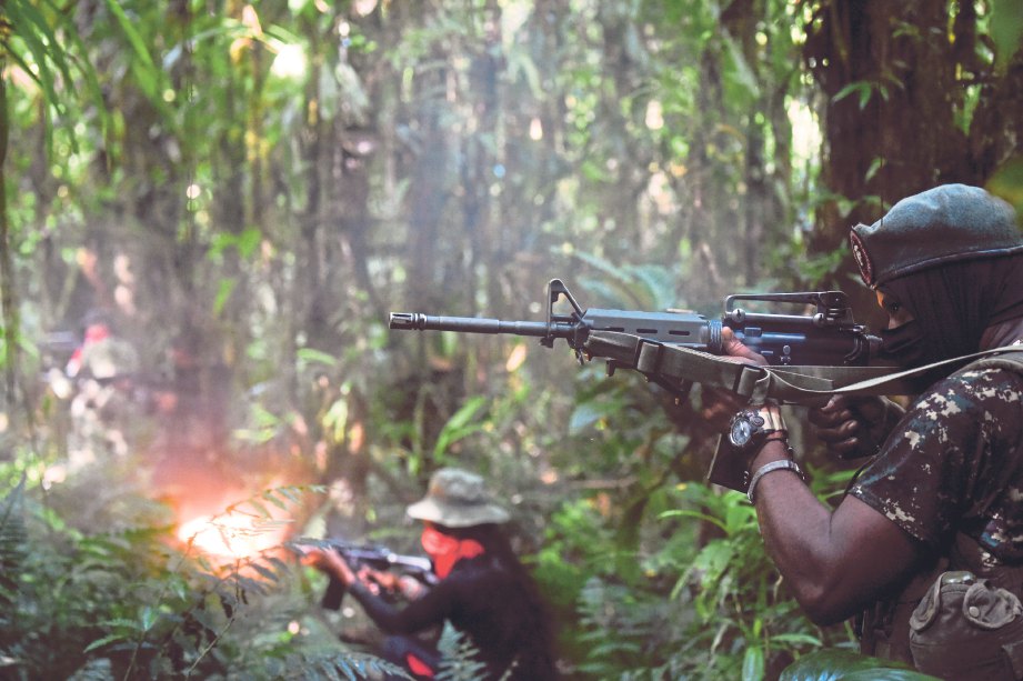 BERLATIH menembak dalam hutan di Choco, Colombia. FOTO AFP