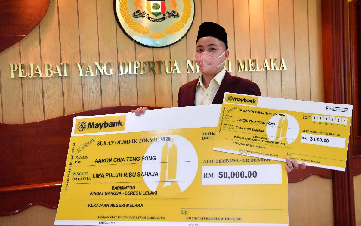 AARON menerima replika cek berjumlah RM53,000  di Kompleks Seri Negeri, hari ini.  FOTO Bernama