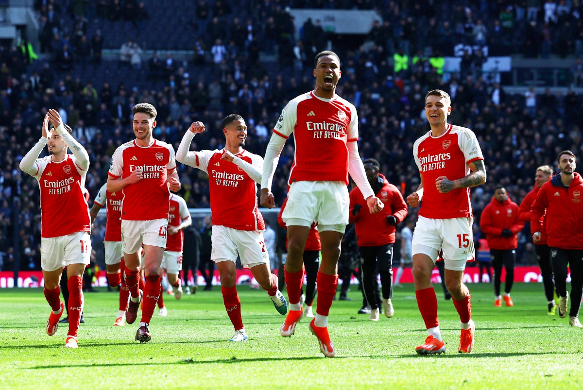 BARISAN pemain Arsenal meraikan kejayaan selepas menewaskan Spurs. FOTO REUTERS