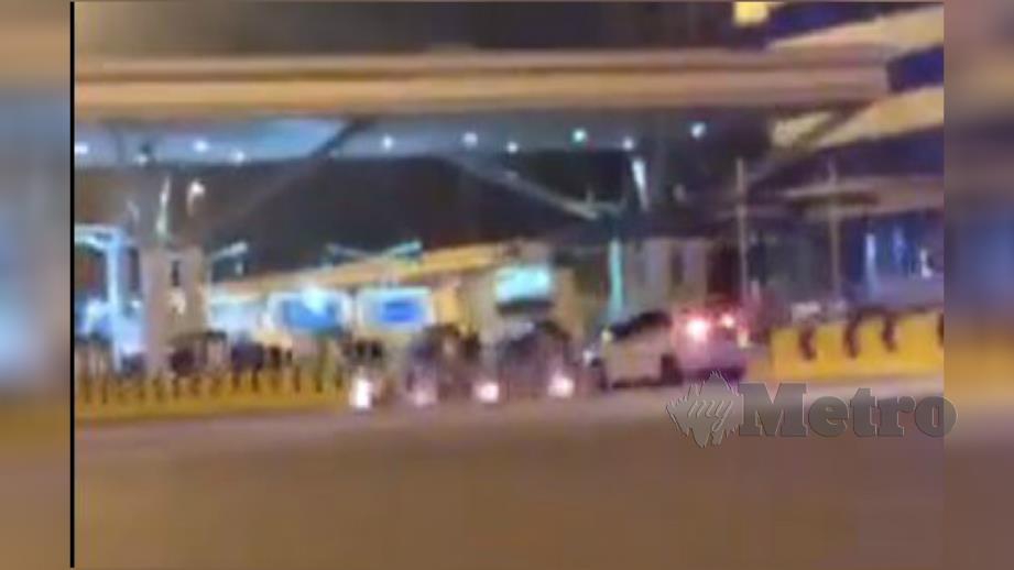 Gambar daripada rakaman video yang tular sebuah kereta dipandu melawan arus berhampiran Plaza Tol Litrak, Petaling Jaya hari ini. Foto Ihsan Pembaca