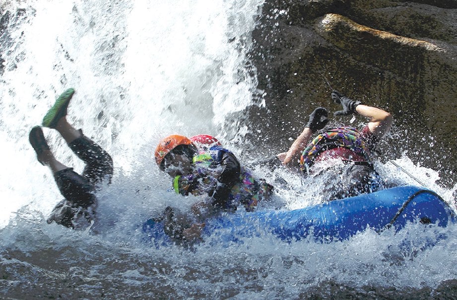 CABARAN melakukan kayak arus deras di Sungai Sedim bukan sesuatu yang asing.