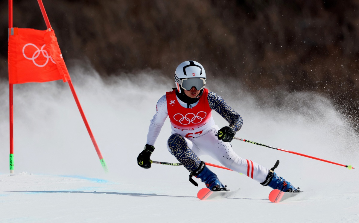 Aksi atlet ski alpine negara, Aruwin Idami Salehhuddin di Sukan Olimpik Musim Sejuk Beijing. FOTO Reuters