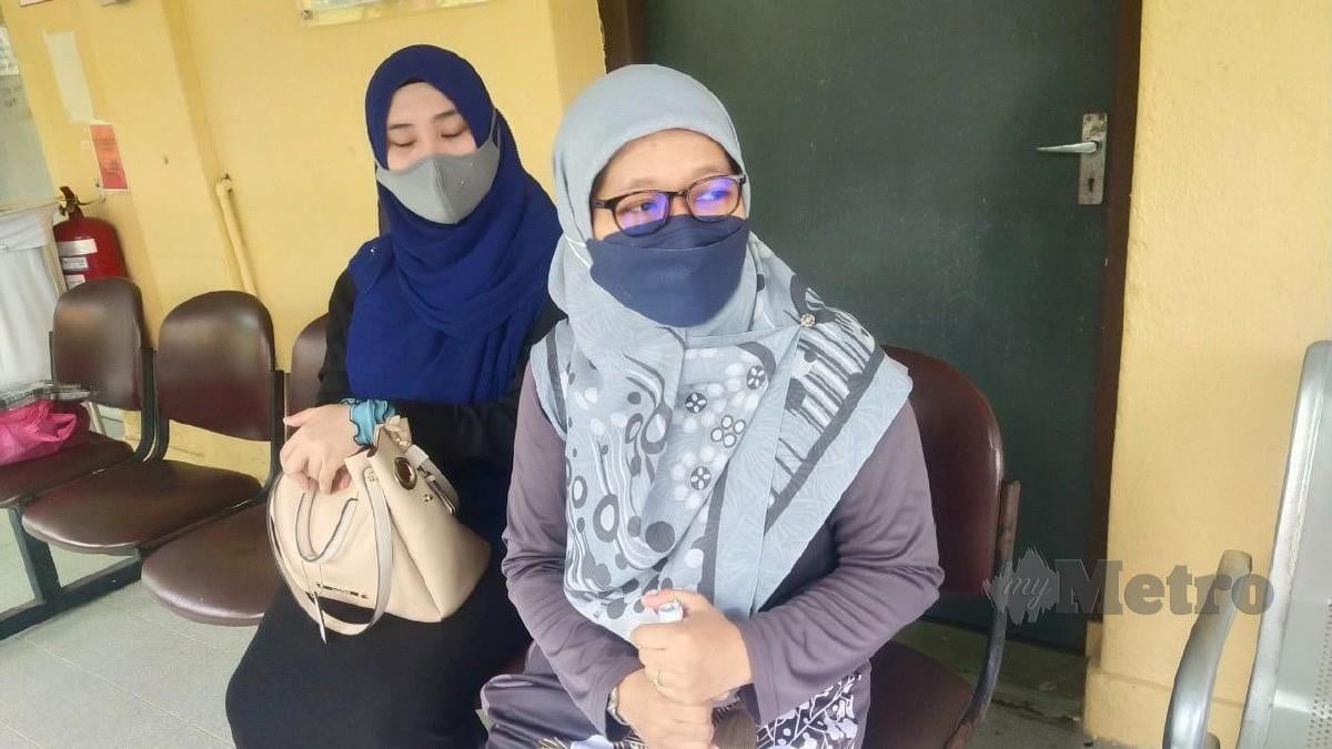 Nor Hadayah (berkacamata) ketika hadir di Unit Forensik Hospital Kampar di sini, hari ini. Muhammad Zulsyamini Sufian Suri