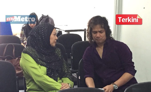 RAJA Azmi dan Eddie kelihatan tenang ketika menunggu kes mereka di Mahkamah Rendah Syariah Gombak Timur, petang ini.