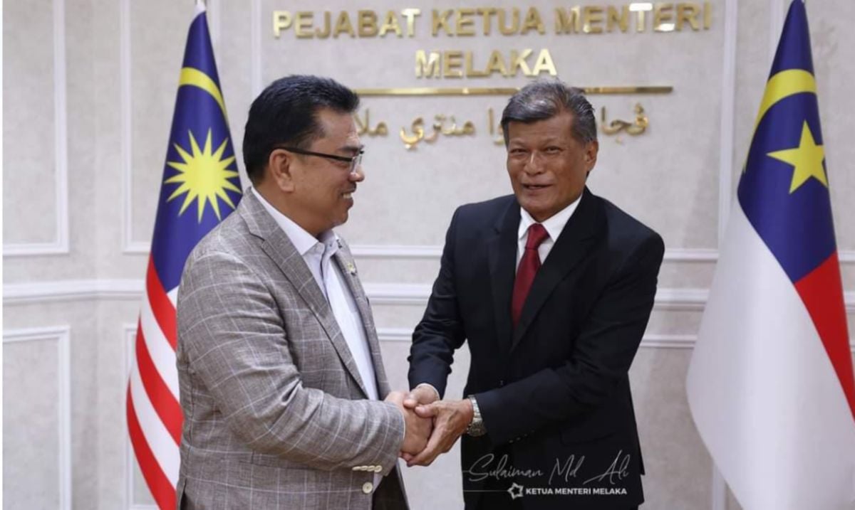 ASRI  (kanan) ketika bertemu Ketua Menteri Melaka Datuk Seri Sulaiman Md Ali di Seri Negeri, Ayer Keroh. FOTO Pejabat Ketua Menteri