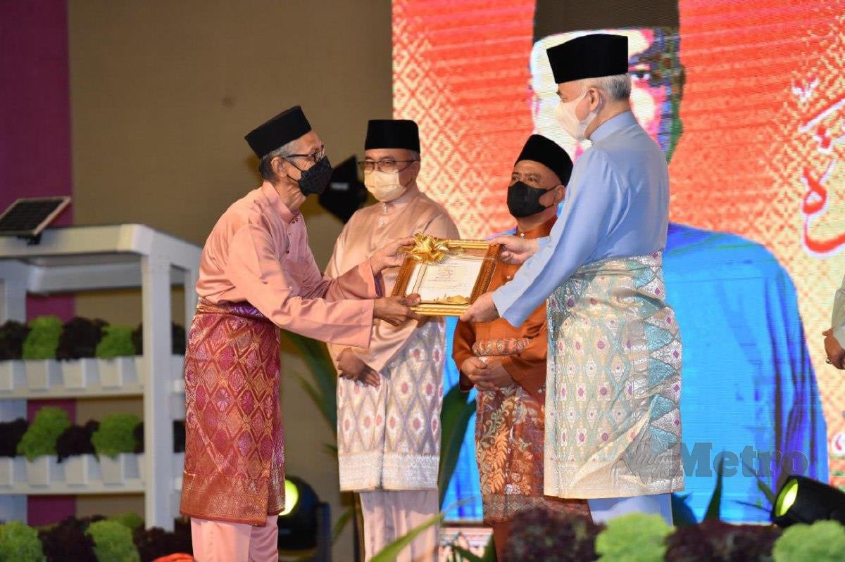 SULTAN Nazrin berkenan menyampaikan Anugerah Tokoh Maal Hijrah 1444H Kepada As'ad pada Majlis Sambutan Maal Hijrah Negeri Perak. FOTO L Manimaran