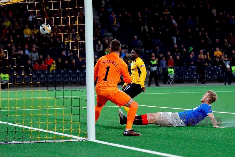 PENYERANG Young Boys, Roger Assale (tengah) menjaringkan gol menentang Glasgow Rangers di Stade de Suisse, Bern. — FOTO AFP